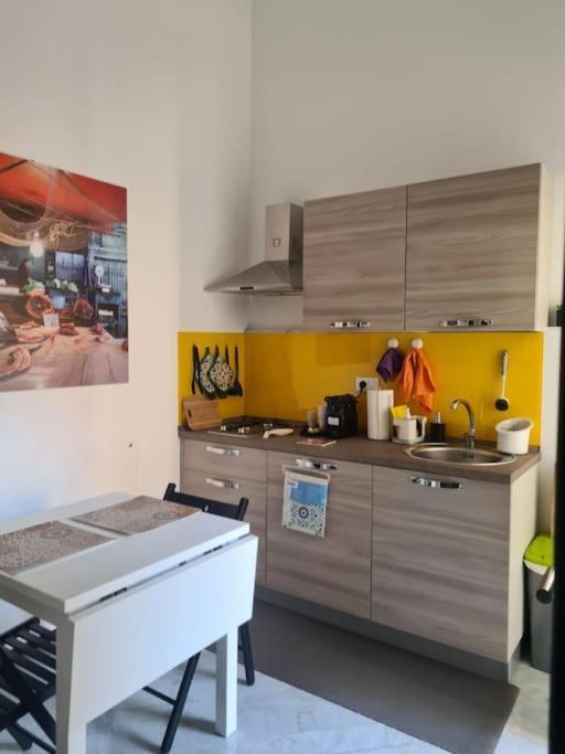 Bibi Appartamento A Due Passi Dal Tribunale Centro Palermo Luaran gambar