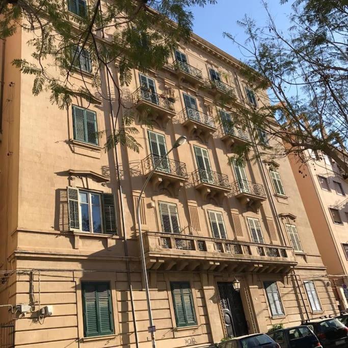 Bibi Appartamento A Due Passi Dal Tribunale Centro Palermo Luaran gambar